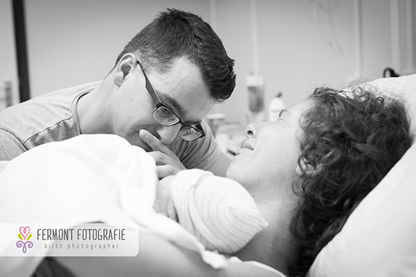 Ilyen érzés, amikor a szülők először pillantják meg kisbabájukat - 15 fotó a szülés igazi csodájáról